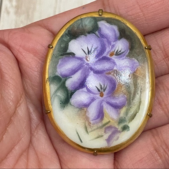 Vintage Victorian Hand-painted Purple Flower Porcelain Cameo Brooch - Picture 5 of 8
